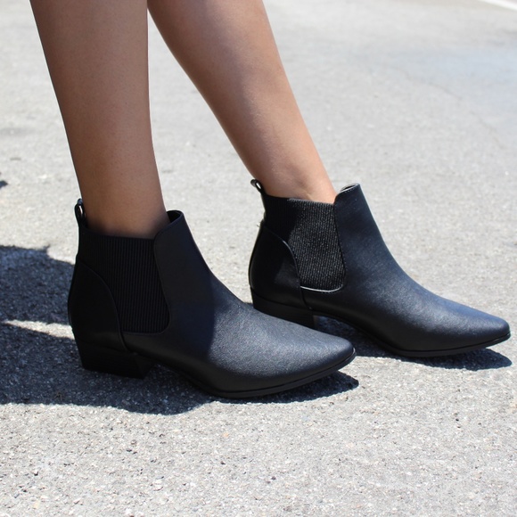 🚨LAST PAIR//The Carli//Black vegan leather Bootie - Picture 7 of 8